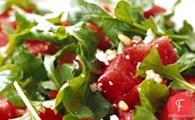 Salada de melancia, rúcula e pinhão