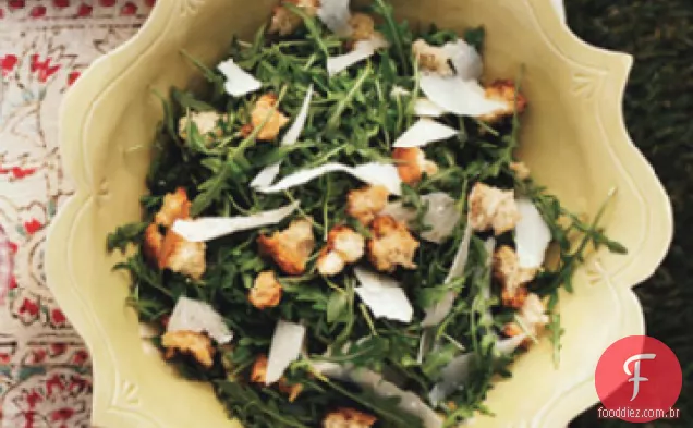 Salada de rúcula selvagem com Croutons de Alho, parmesão raspado e limão