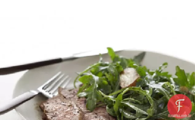 Bife Herbed com rúcula e batatas