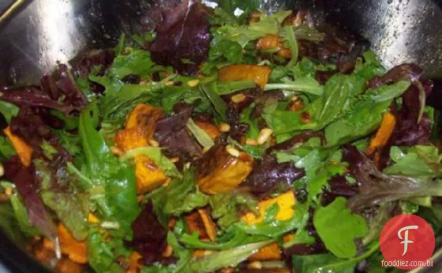 Butternut, salada de rúcula e pinhão
