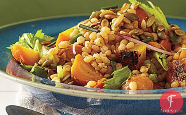 Salada de beterraba dourada com bagas de trigo e vinagrete de Pumpkinseed