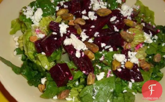 Salada de beterraba com pistache e queijo Feta