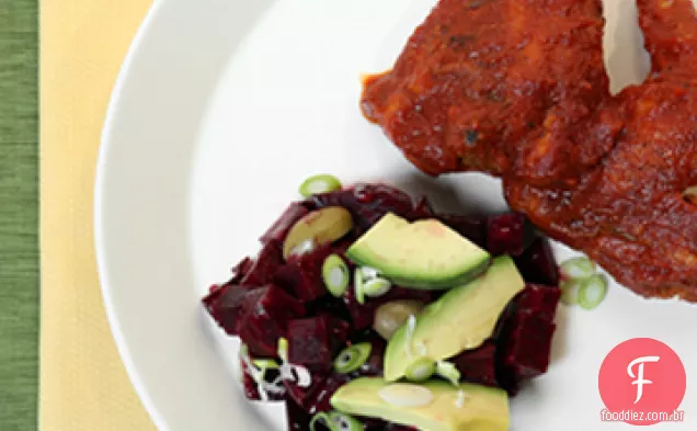 Salada de abacate com beterraba, azeitonas verdes e cebolinha