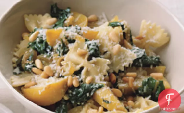 Farfalle com beterraba dourada, beterraba e pinhões