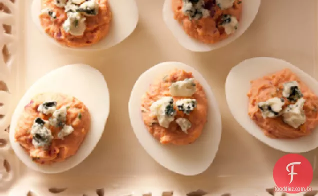Ovos cozidos de beterraba com receita de queijo azul defumado