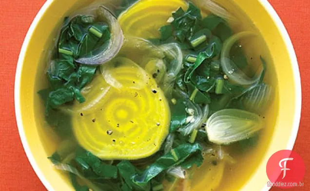 Sopa de beterraba dourada e beterraba