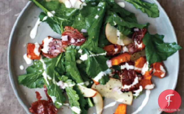 Salada de verduras murchas com abóbora, maçãs e presunto do campo