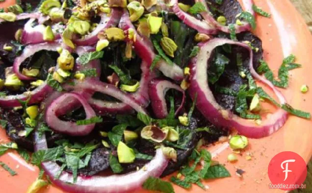 Salada de beterraba com cebola roxa, hortelã e pistache