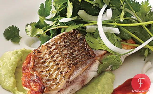 Robalo listrado com salada de coentro e cebola