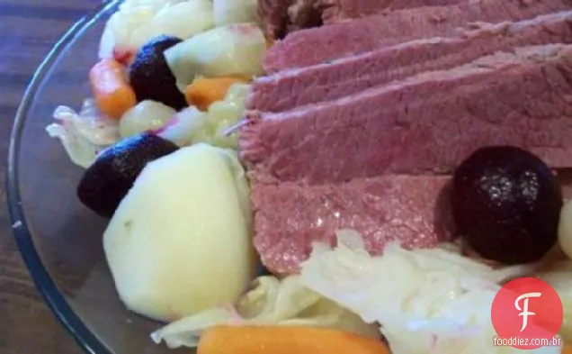Peito De Carne Enlatada Final Com Vegetais De Raiz