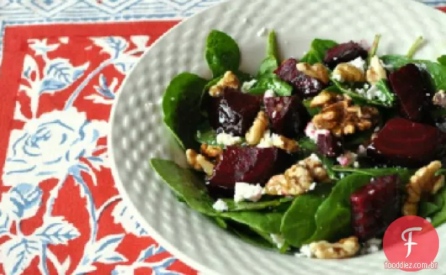 Salada de espinafre com beterraba e nozes
