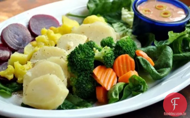 Prato de salada de batata, beterraba, couve-flor e brócolis