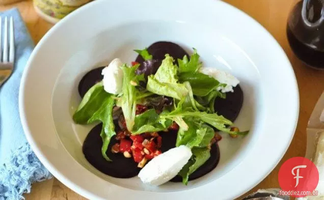 Salada De Beterraba Com Molho Romesco E Verduras Da Primavera