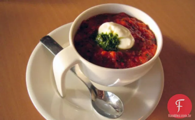 Sopa refrigerada de beterraba e leitelho