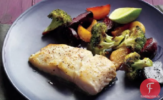 Peixe grelhado com beterraba e brócolis