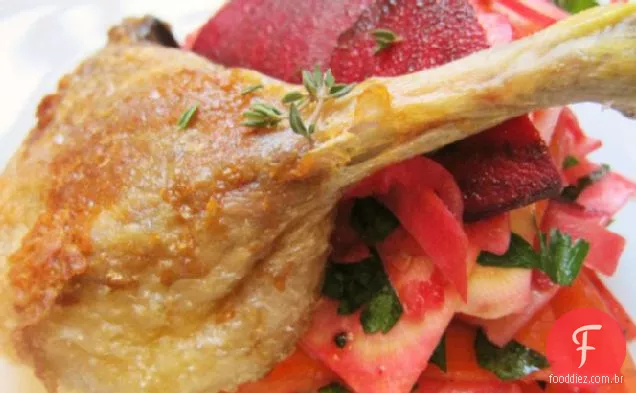 Perna de Pato assada lentamente e salada crocante de vegetais de raiz