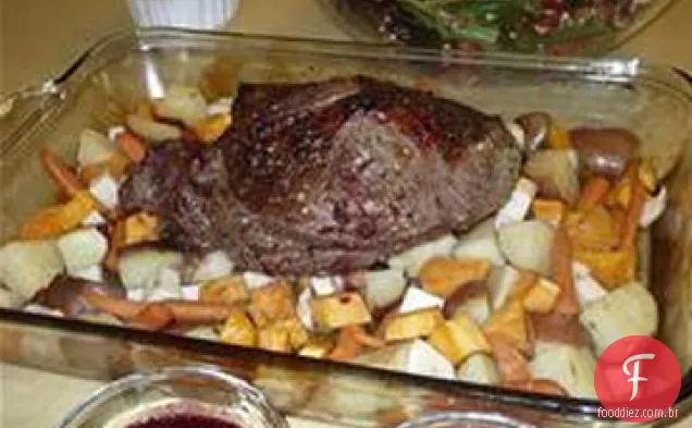 Cordeiro assado com vegetais de raiz