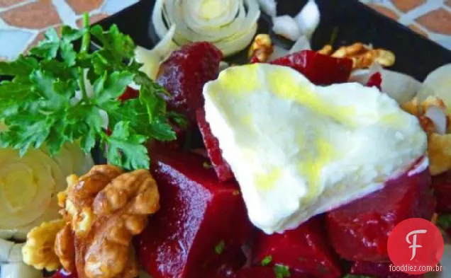 Salada de beterraba com queijo de cabra e nozes