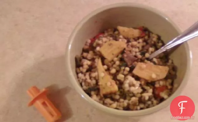 Salada de cuscuz e feijão mungo com beterraba dourada e verduras