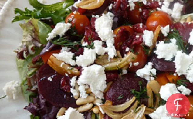 Salada Mesclun com vegetais, queijo de cabra e alho crocante