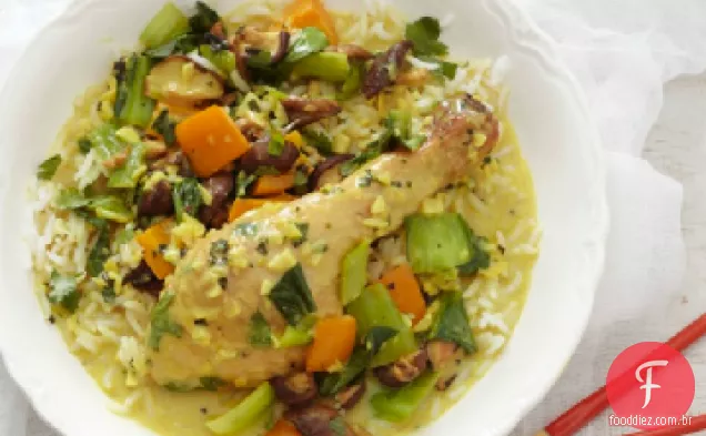 Frango De Coco De Poulet em uma panela com arroz de jasmim