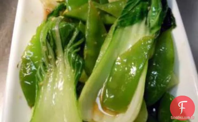 Simples bebê Bok Choy e ervilhas de neve
