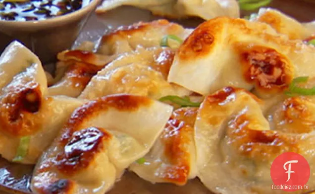 Pot Sticker Dumplings e molho de vinagre de soja