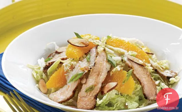 Salada de porco grelhada com molho doce de soja e laranja
