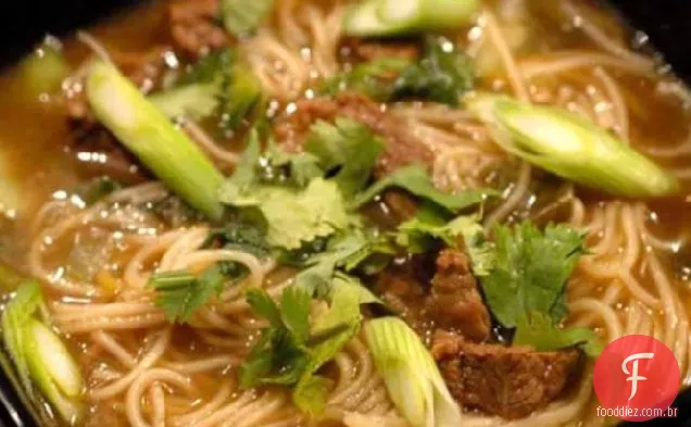 Sopa Chinesa De Macarrão De Carne De Canela