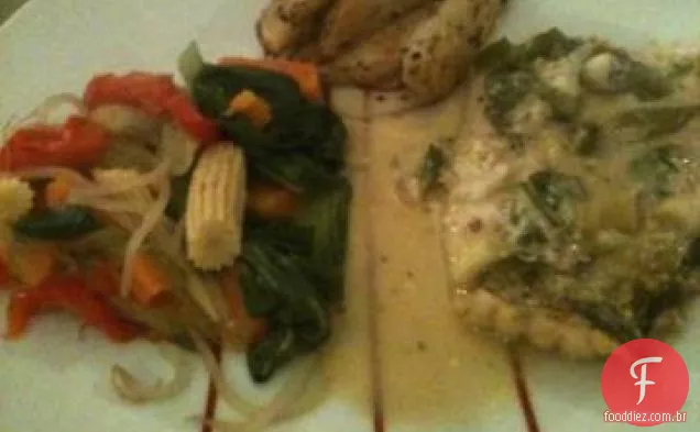 Peixe assado de coco, limão e pimenta com fatias de batata tailandesa