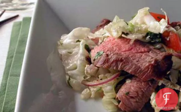 Salada de carne grelhada com molho de capim-limão