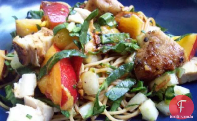 Salada asiática de frango e macarrão