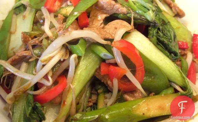 Mexa a carne de porco frita com bok Choy e macarrão