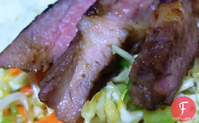 Costeletas De Porco Char Siu Com Salada De Repolho Chinesa