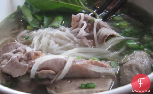 Sopa Oriental de carne e macarrão