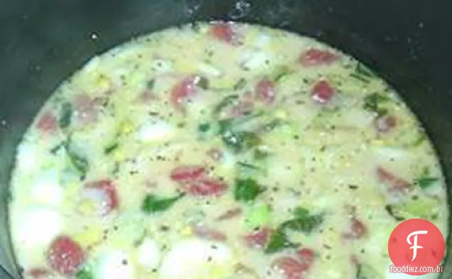 Sopa cremosa de moluscos, caranguejos e vegetais