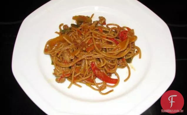 Sopa de macarrão e carne de porco em estilo Chinês