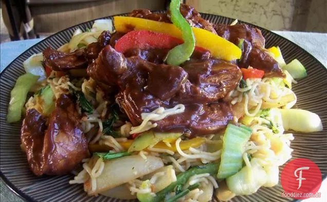 Carne de porco e vegetal Lo Mein (fácil e delicioso)