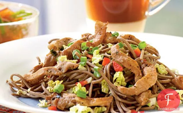 Macarrão Soba frio com carne de porco vietnamita