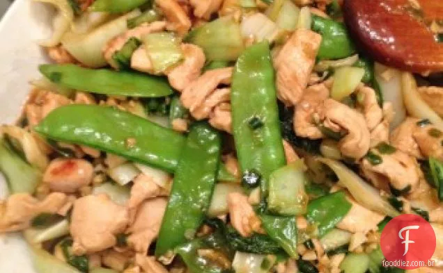 Chinês Take-Out Frango Chow Mein Com Macarrão Crocante