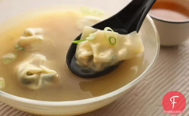 Sopa de missô picante com bok Choy Wontons