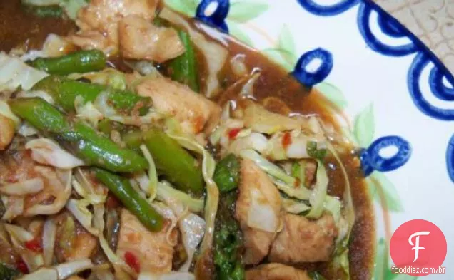 Frango com pimenta refogado com aspargos e Bok Choy
