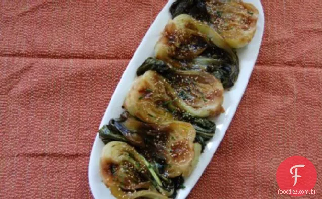 Bebê assado Bok Choy com alho, gengibre e soja