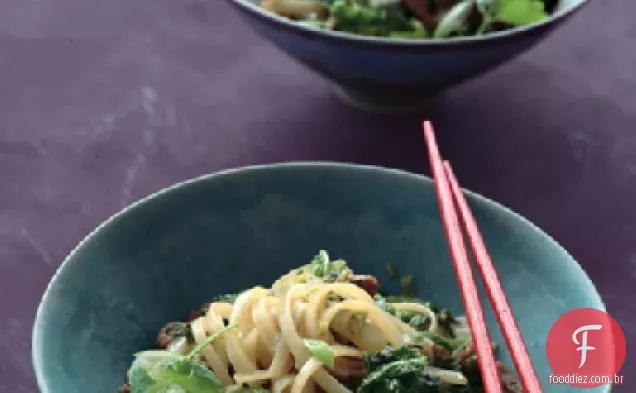Refogue o repolho chinês com macarrão de arroz, carne de porco e coentro