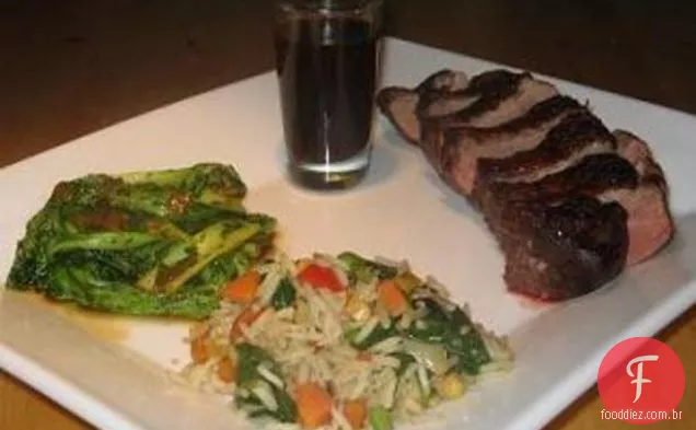Magret de pato com arroz frito bok Choy e vegetal