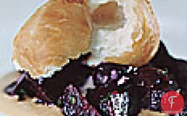 Salada de beterraba com manteiga de amêndoa e Gorgonzola Bomboloni