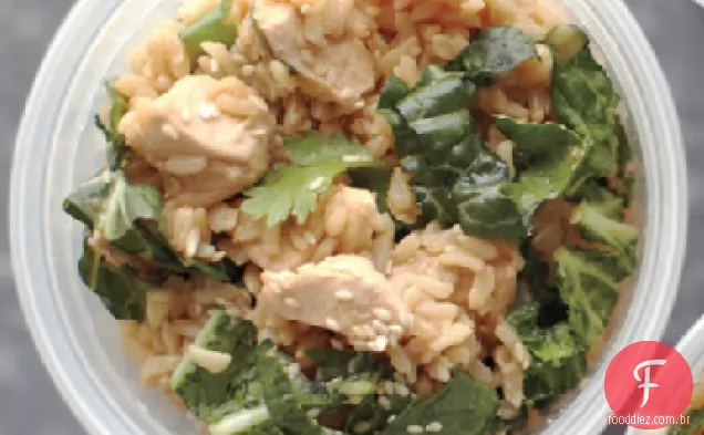 Arroz integral, frango e salada de coentro