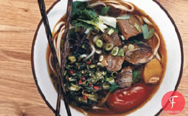 Sopa de macarrão de carne Sichuan com mostarda em conserva