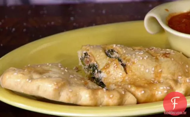 Calzones recheados com rabe de brócolis e Salsicha
