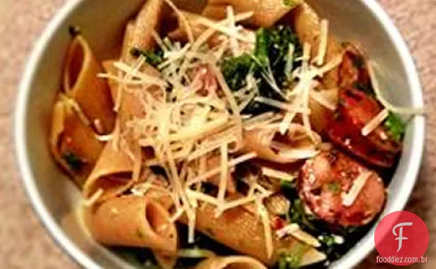 Penne com salsicha e brócolis Rabe